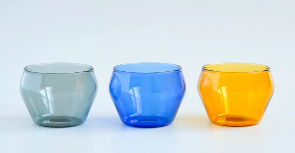 三款LAGOM清透復古圓潤玻璃杯，分別為灰色、藍色和橘色，皆為玻璃材質，造型簡約。