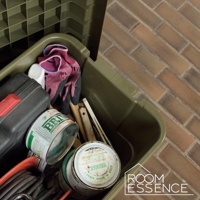 軍綠色高強度方形收納箱內裝有紅色與黑色手套、黑色工具箱、油漆罐和木質工具，箱子放置於紅褐色磚紋地板上。