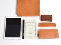 収納例。タブレット(i-Pad)、A5ノート、トレー式ペンケース(KP-5)、名刺入れ(KV-24)、ファスナー長財布(WL-58)。