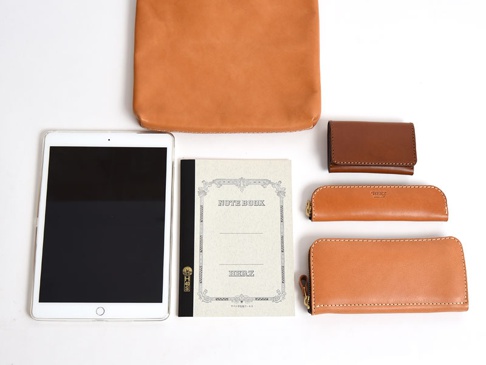 収納例。タブレット(i-Pad)、A5ノート、トレー式ペンケース(KP-5)、名刺入れ(KV-24)、ファスナー長財布(WL-58)。