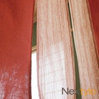 日製手作風四開式門簾，左側為素面磚紅色厚實布料，右側為帶有紅白色細條紋的半透明薄紗材質，營造出層疊的視覺效果。