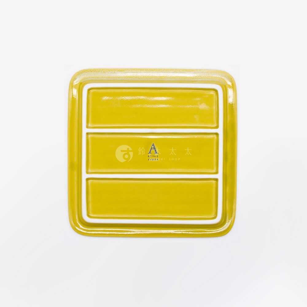 明黃色美濃燒素釉吐司酥脆專用盤，方形盤身，內有三條長條分隔槽，盤緣略高。