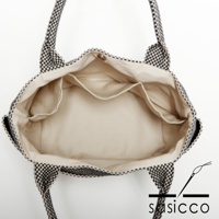 三河木綿刺子織手提托特包，黑色棋盤格紋外觀，米色內襯，內有三個分隔口袋。