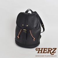 黑色皮革單扣束口後背包，附有可調節肩帶、金屬扣環和抽繩閉合。