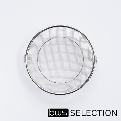 bws SELECTION 可拆式不鏽鋼圓型簡約萬用瀝水盤，特寫視角，背景乾淨，展示了網狀結構和堅固的輪廓