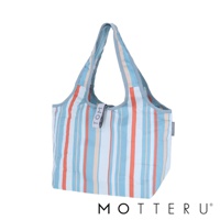 一款藍色、白色、橙色和米色條紋的摺疊托特包，帶有灰色提把和一個寫有「TOM」字樣的標籤。