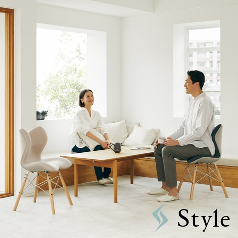 Chair PM 健康護脊座椅 雲感款，淺灰色布面，搭配木紋椅腳。