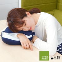 王樣の舒眼枕，藍白相間，柔軟的填充物，提供舒適的支撐，適合午睡時使用。