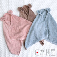 日本桃雪三色可愛熊耳連帽飯店大毛巾，粉色、咖啡色和藍色，铺在白色格紋床單上。