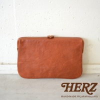 棕色皮革職人手作Organ手拿包，方形包身，頂部中央有一個金屬按扣，側面有拉鍊。