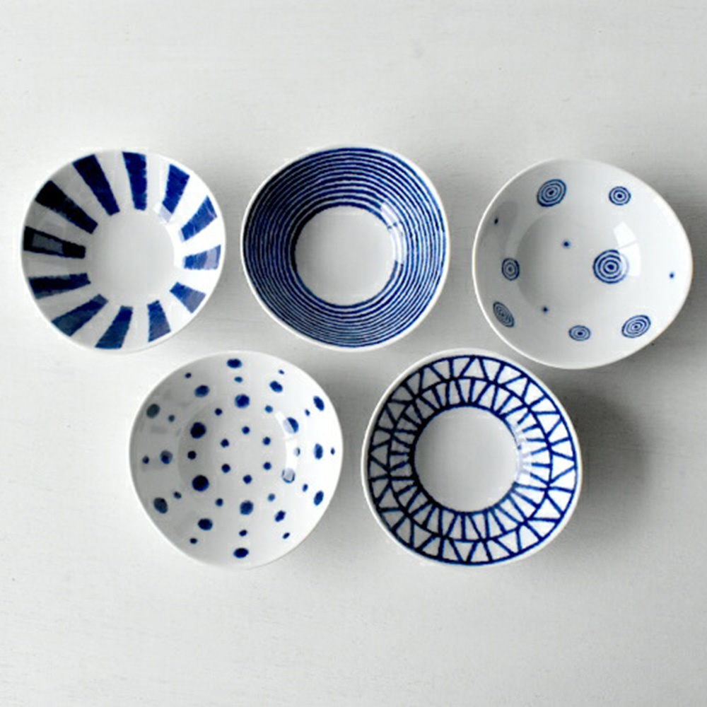 白底藍紋五件式小菜碟，包含放射狀藍線、同心圓藍線、藍色圓點、藍色螺旋紋及藍色幾何圖案，材質為陶瓷。