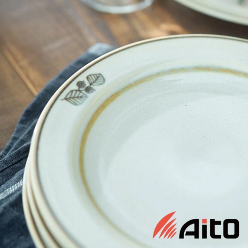 美濃燒葉紋復古甜點盤，盤面呈乳白色，邊緣有金黃色釉彩與葉子圖案裝飾，材質為陶瓷，質地溫潤。