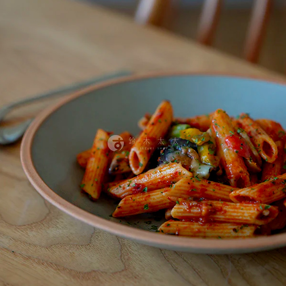 PURE 素燒百搭陶瓷義大利麵盤，裝有通心粉佐番茄醬與蔬菜，盤子為淺灰色，邊緣帶有陶土原色。