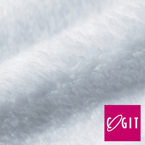 一張帶有 COGIT 品牌標誌的圖片，畫面主要呈現潔白柔軟的超細纖維清潔巾特寫，展現出材質細緻且輕盈蓬鬆的紋理質感。