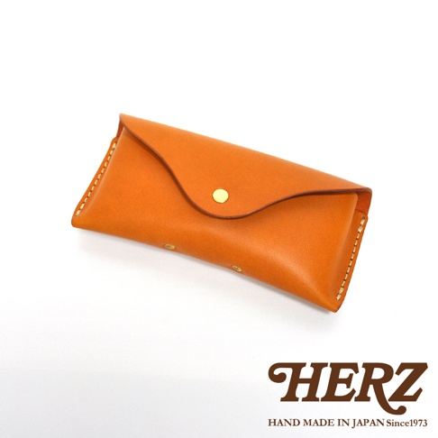 橘色皮革眼鏡收納盒，附金色按扣，HERZ手工製作於日本。