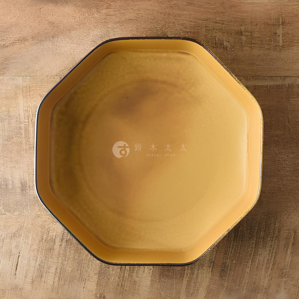 芥黃釉美濃燒八角盤，表面帶有微妙的漸層與光澤，盤緣為黑色細邊，整體呈現溫潤質感。