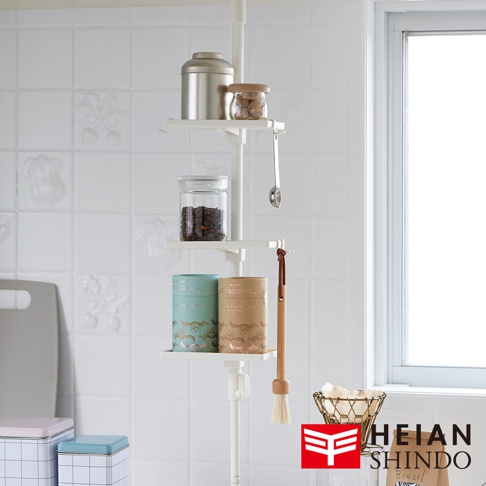 白色直撐架上安裝了三個白色瀝水托盤，托盤上擺放有金屬罐、玻璃罐、圓筒形罐子、湯勺和毛刷，背景為白色磁磚牆。