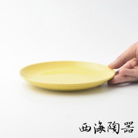 波佐見燒 Common 陶瓷料理盤，18公分，淺黃色，圓形，陶瓷材質，盤面平坦，邊緣微翹。
