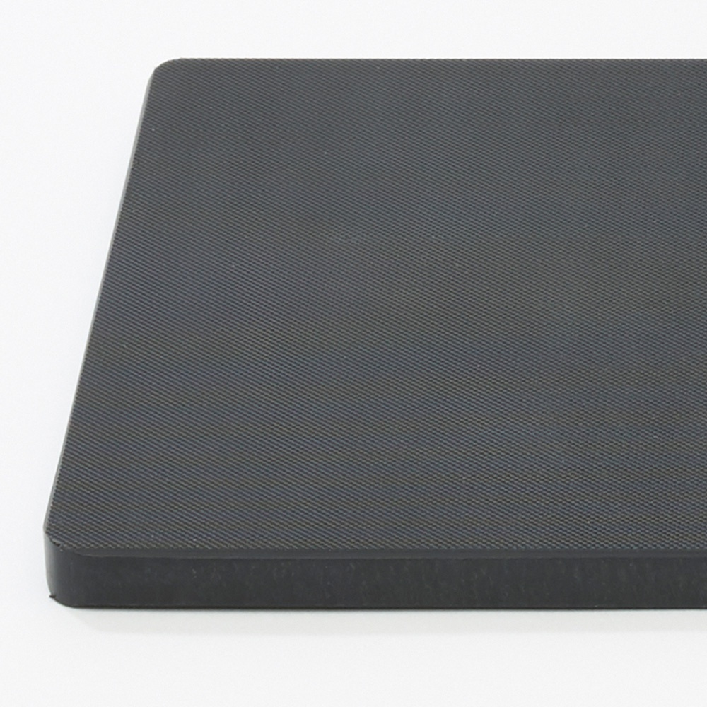 一張黑色日製砧板，尺寸為 26 公分，表面有細密的斜向紋路，邊緣圓角處理。