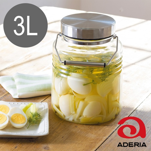 3公升玻璃梅酒罐，附不鏽鋼蓋與撈杓，罐內裝有醃漬物，旁邊擺放一盤切半的水煮蛋與蔥類。