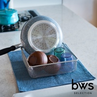 不鏽鋼方型簡約瀝水籃，內有兩個棕色碗和兩個藍色玻璃杯，上方放置一個灰色不沾鍋。