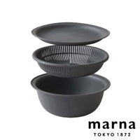marna TOKYO 1872 品牌標誌，下方為疊放的灰色洗濾盆托盤三件組，包含一個托盤、一個濾籃和一個盆。