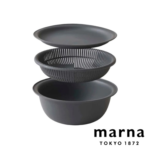 marna TOKYO 1872 品牌標誌，下方為疊放的灰色洗濾盆托盤三件組，包含一個托盤、一個濾籃和一個盆。