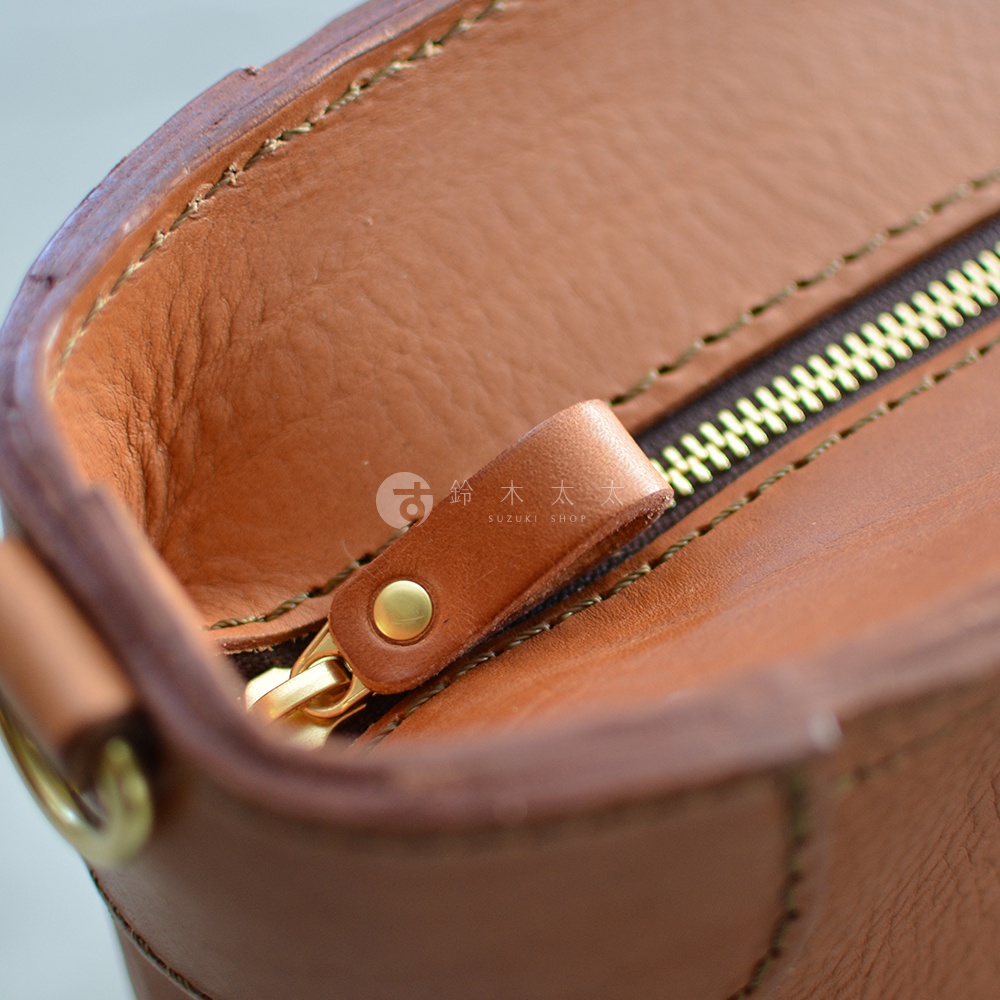 職人手作皮革Organ兩用商務托特包，採用溫潤的棕色皮革，搭配金色拉鍊及銅釦，展現細膩的車縫工藝與質感。