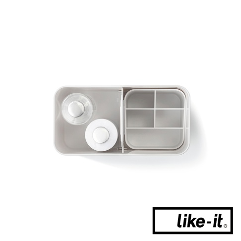 淺灰色塑膠製手提式雙層化妝品收納箱，上方有兩個隔層，其中一個隔層內有兩瓶化妝品，另一隔層內有多個分隔，用於收納化妝品。