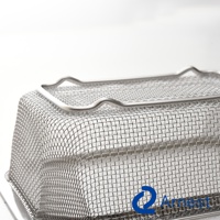 Arnest 不鏽鋼濾網保鮮盒的細節，金屬網格編織精細，頂部有彎曲的金屬手柄。