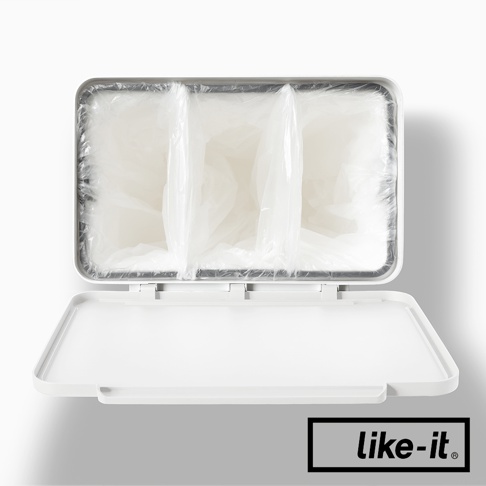 白色塑膠製大容量分類垃圾桶，頂部有三個獨立隔間，內部裝有透明塑膠垃圾袋，垃圾桶蓋向上開啟。