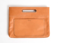 職人手作皮革橫式收納袋，卡其色，天然皮革材質，正面有一個方形外袋，袋口上方有提把，縫線清晰。