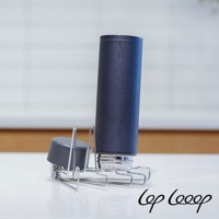 一個深灰色圓柱形水壺，置於一個銀色金屬絲製成的伸縮式瀝水架上，旁邊有一個灰色蓋子。