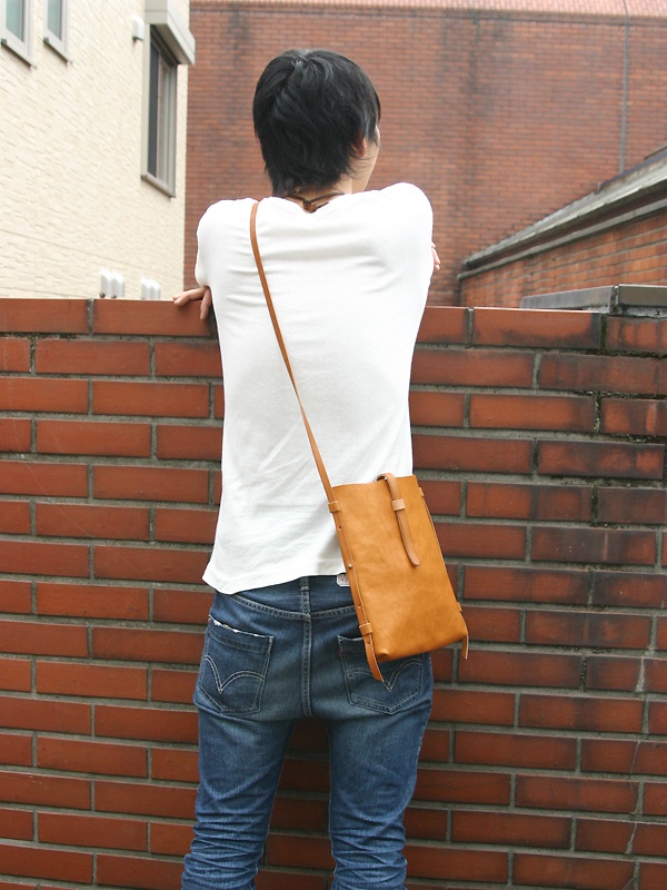 職人手作皮革散步直式單肩包，淺棕色，簡約設計，皮革材質，可調節背帶。