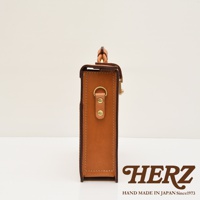 職人手作皮革兩用機師箱 BC-31-H，側邊展示，淺棕色皮革，帶有金屬扣環和手提把，縫線精緻。