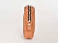 職人手作皮革菸盒收納包，採用棕褐色皮革製成，配有金色拉鍊。包體呈現簡潔的長方形輪廓，邊緣有細緻的縫線。