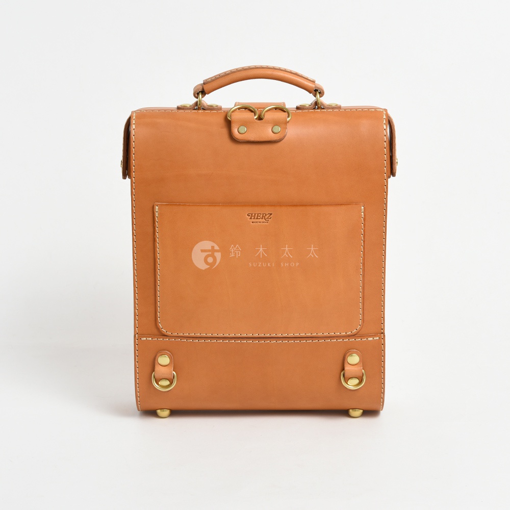 棕色皮革製作的杜勒斯商務後背包，帶有頂部提把、正面翻蓋口袋、金屬扣環和底部腳釘。