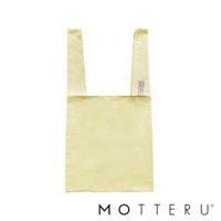 淡黃色大容量摺疊環保隨行袋，布料材質，具有兩個肩背帶，袋身方形，右肩帶上有灰色織標，織標上印有白色「MOT」字樣。