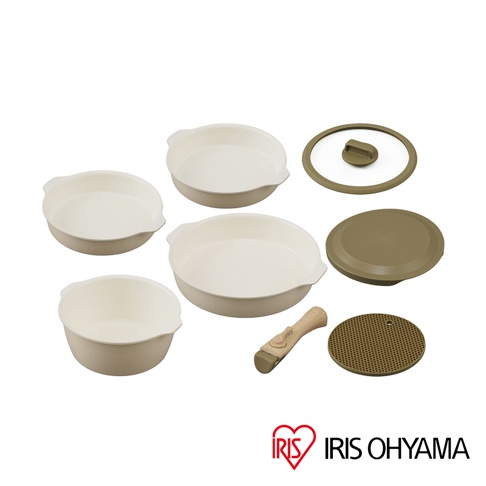 四個米白色陶瓷不沾平底鍋，大小不同，有兩個附有淺色鍋蓋，一個為玻璃鍋蓋，另一個為實心鍋蓋，並配有一個木柄配件和一個黃褐色隔熱墊。