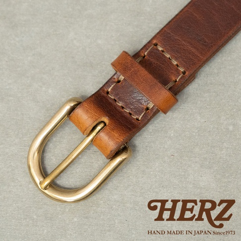 HERZ 職人手作皮革英倫皮帶，以黃銅實心扣具搭配焦糖棕色皮革，呈現簡約耐用的質感。