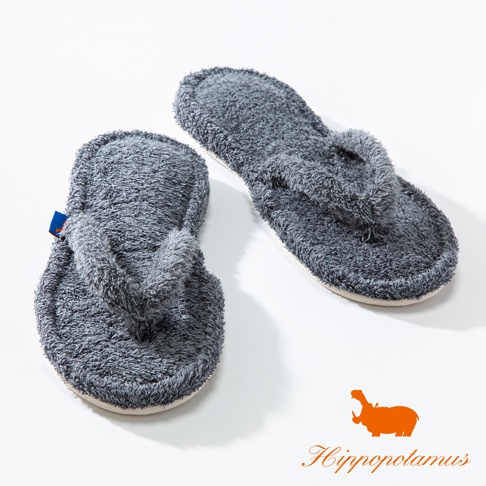 一雙灰色竹棉混紡人字夾腳室內拖鞋，毛絨材質，鞋底邊緣有縫線。