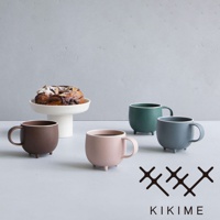 四個美濃燒斑石釉球型馬克杯，分別為棕色、粉色、綠色和藍灰色，皆配有三個小腳和一個提把。