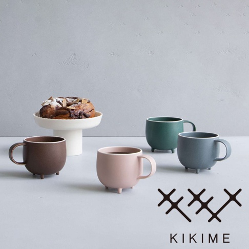 四個美濃燒斑石釉球型馬克杯，分別為棕色、粉色、綠色和藍灰色，皆配有三個小腳和一個提把。