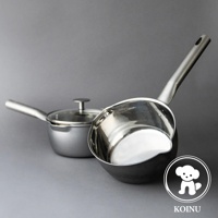 兩個銀色不鏽鋼雪平鍋，其中一個有玻璃鍋蓋，另一個是開放式設計，帶有長柄，鍋身呈現圓弧形，背景為灰色。