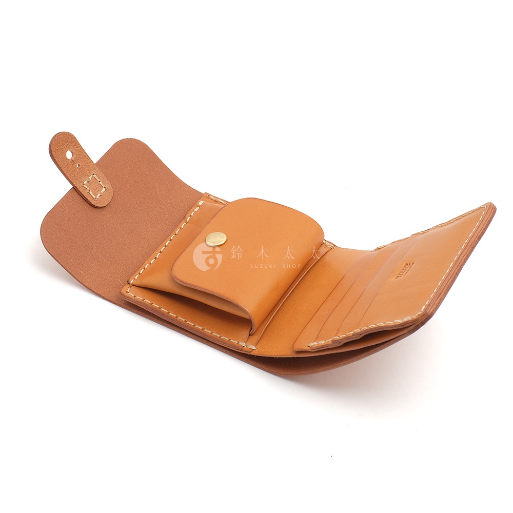 職人手作皮革原子釦型二折式短夾，採用淺棕色皮革，內部可見多個卡槽、鈔票夾層及一個帶有金色原子釦的零錢袋，縫線清晰。