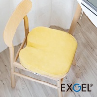 黃色貓頭鷹造型坐墊，採用柔軟絨面材質，放在木質餐椅上，展現可愛的居家風格。