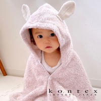 粉色厚感毛圈浴巾，帶有兔耳朵連帽，適合嬰幼兒，材質柔軟親膚。