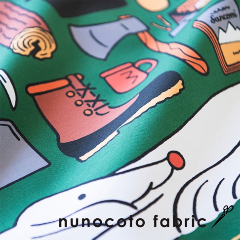 綠色帆布印有露營主題圖案，包括棕色登山靴、斧頭、紅色馬克杯、木頭和書本，風格簡潔可愛。