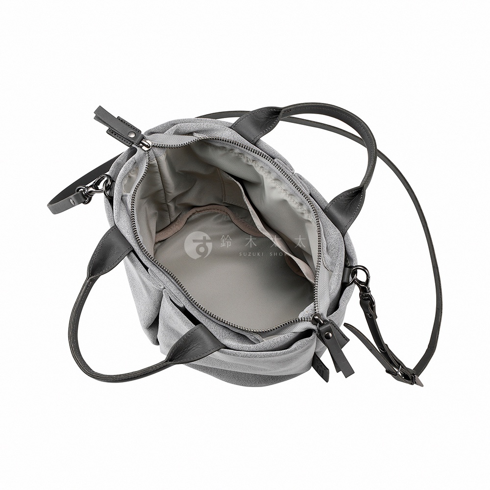 TUTUMU Suede Marche petit 兩用單肩包，灰色的絨面材質，內部有夾層，可手提或肩背。