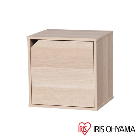 淺木色立方體附門組合收納櫃，門板為木紋材質，櫃體為淺色木紋板材，整體呈方形，簡潔設計。